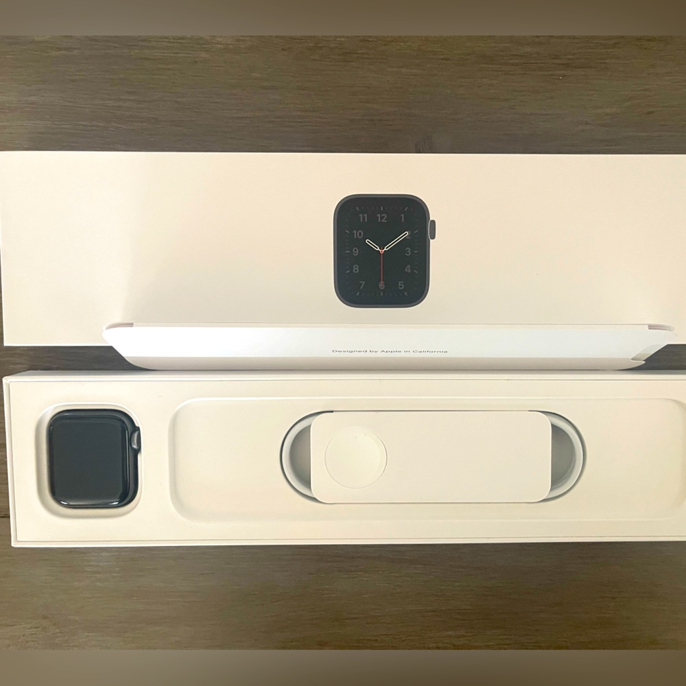 Apple Watch SE with cellular 40mm space grey